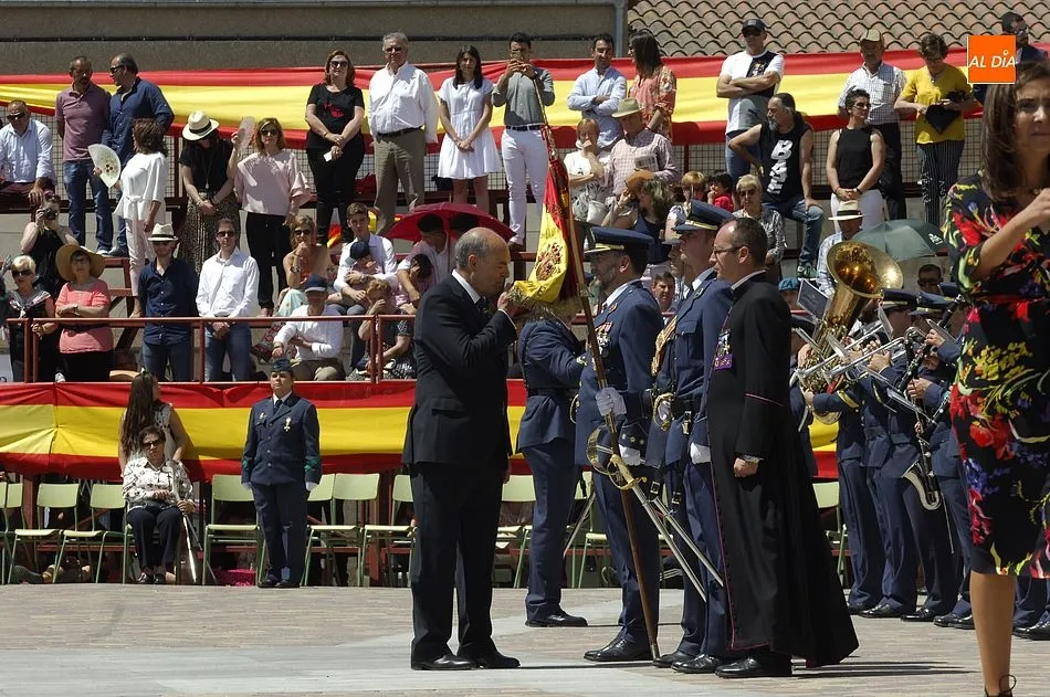 Momento en que jura bandera el alcalde, Manuel Rufino García | Fotos: Adrián Martín