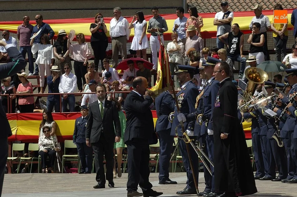 Foto 10 - M&aacute;s de 150 personas muestran su amor a Espa&ntilde;a jurando bandera en La Fuente de San Esteban  