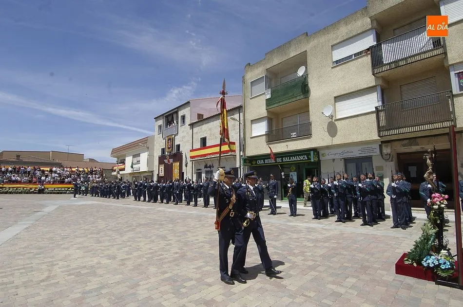 Foto 2 - M&aacute;s de 150 personas muestran su amor a Espa&ntilde;a jurando bandera en La Fuente de San Esteban  