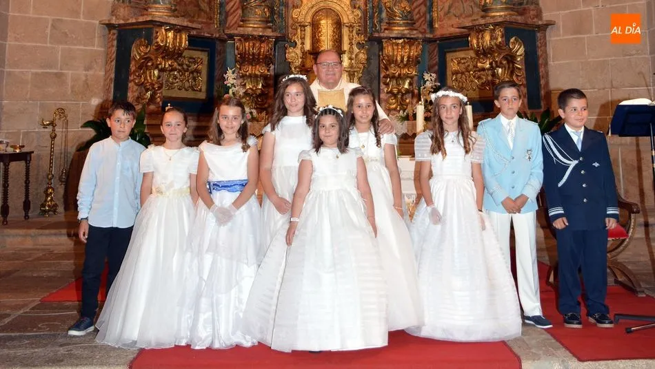 Los niños y el párroco en el altar al finalizar la ceremonia / E. Corredera
