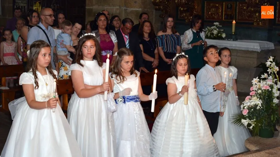 Foto 10 - Un nutrido grupo de ni&ntilde;as y ni&ntilde;os hacen su Primera Comuni&oacute;n en La Fregeneda