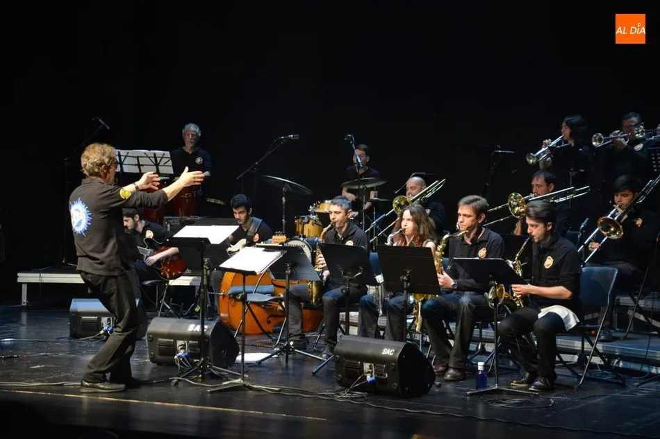 La Big Band, en plena actuación / Lydia González