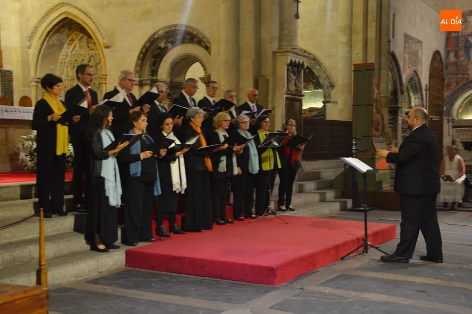 Foto 2 - El&nbsp;Coro de C&aacute;mara de la Escuela Municipal de M&uacute;sica y Danza muestra su talento en la Catedral...