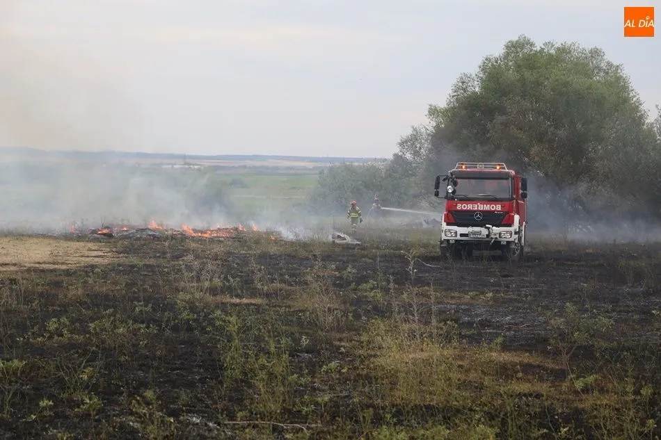 Bomberos extinguen el incendio