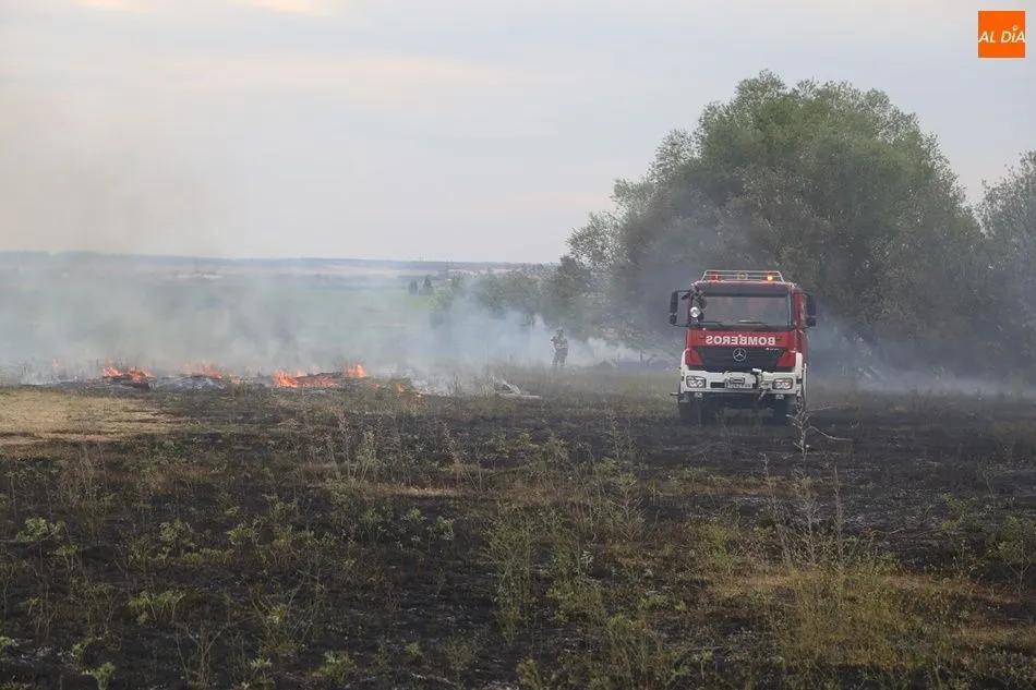 Foto 8 - Bomberos y vecinos extinguen un incendio en Cordovilla