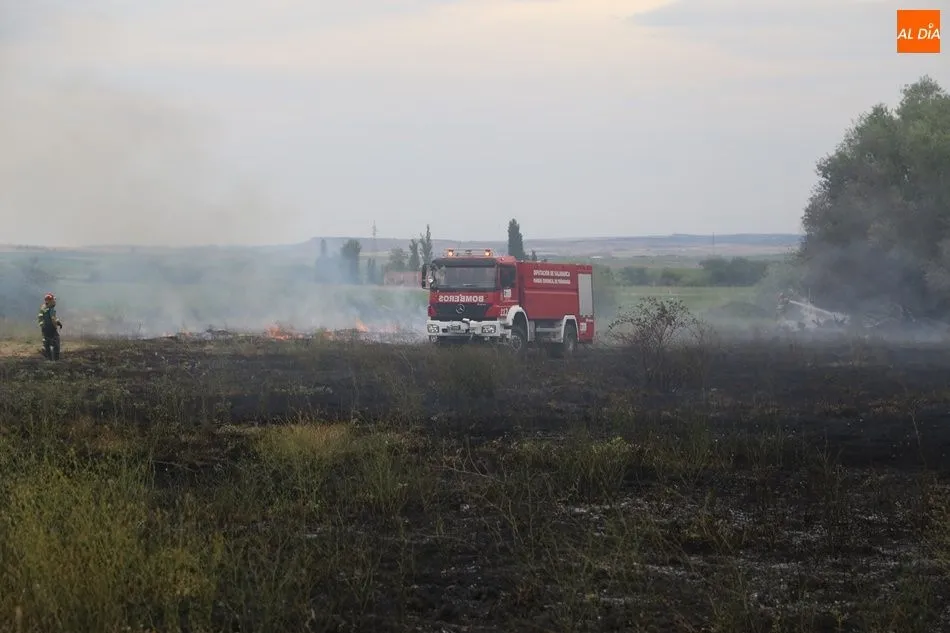 Foto 6 - Bomberos y vecinos extinguen un incendio en Cordovilla