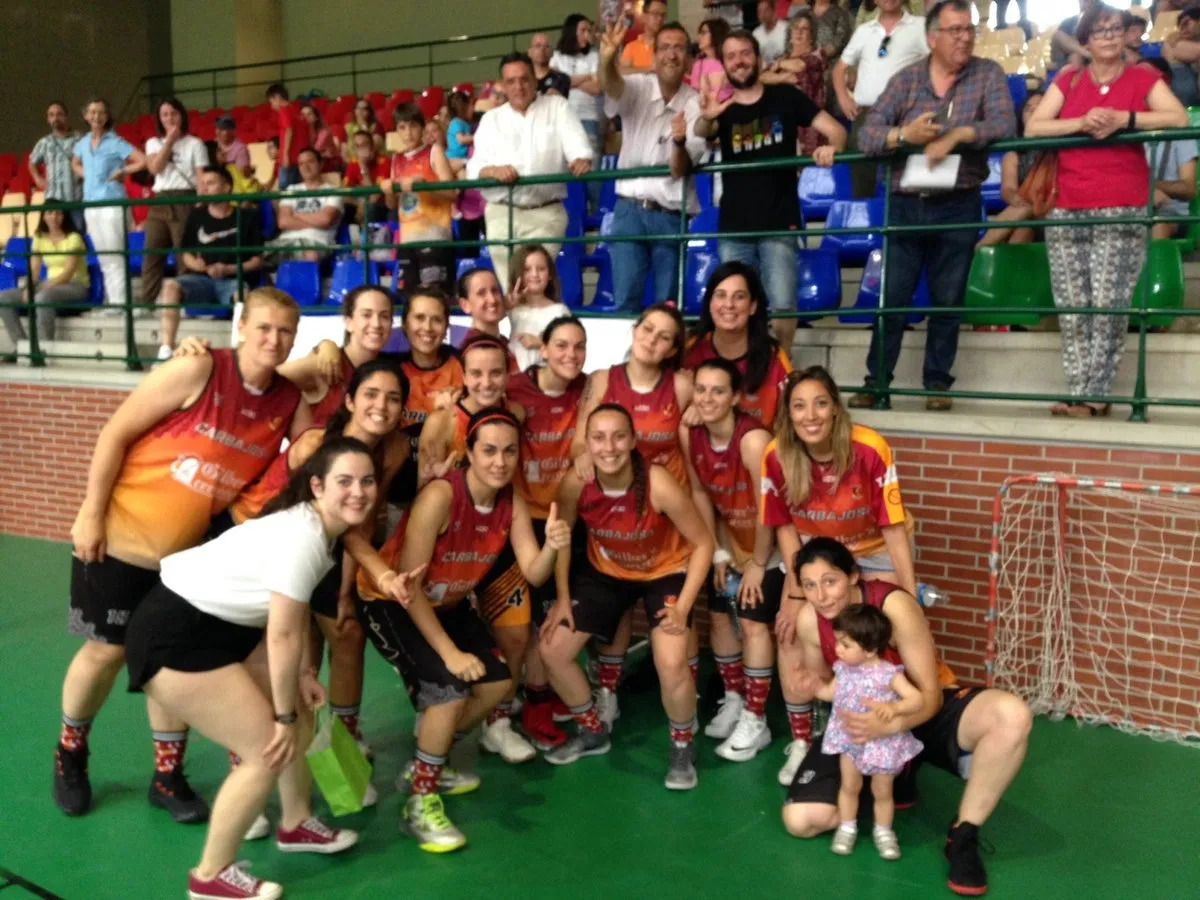 La sección femenina del Carbajosa celebra el título / Lydia González