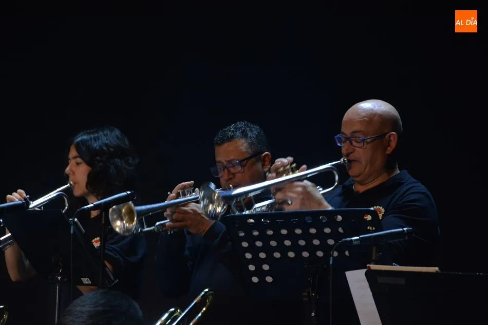 Foto 4 - La Big Band encandila a Salamanca a golpe de jazz