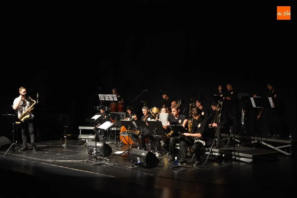 Foto 2 - La Big Band encandila a Salamanca a golpe de jazz