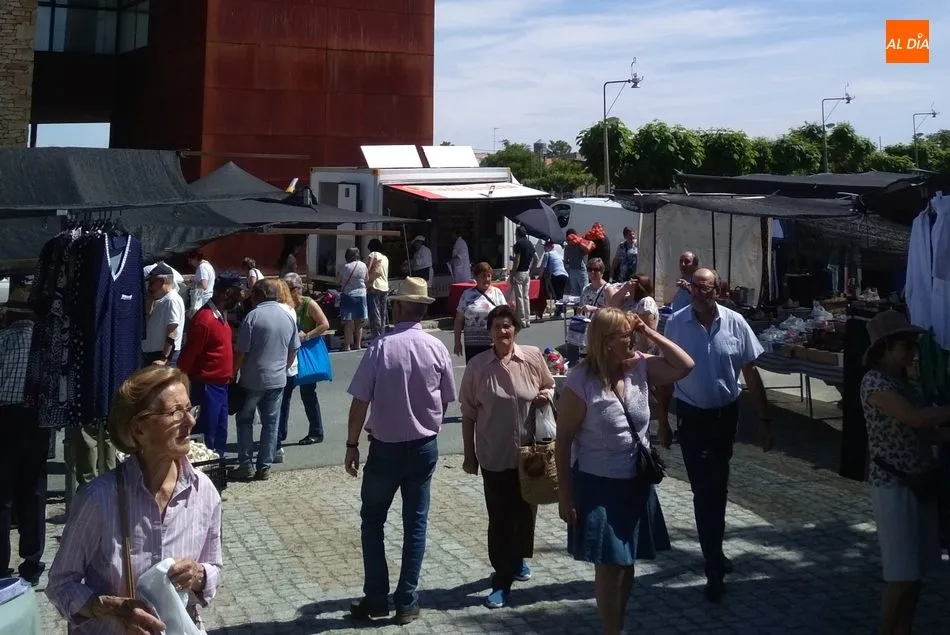 Foto 6 - M&aacute;s de 5.000 personas acuden al mercadillo de Trabanca  