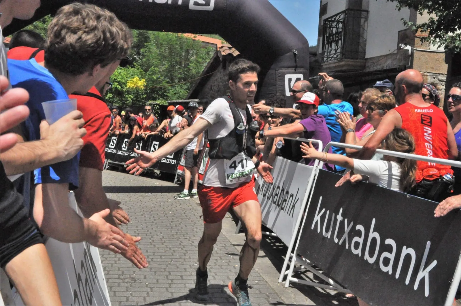 Álvaro Ramos saluda a los aficionados