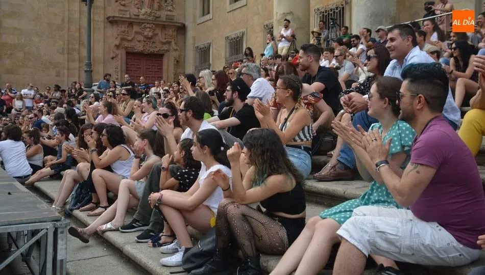 Espectadores del Fácyl en una de las actuaciones en la plaza de Anaya. Foto de Lydia González