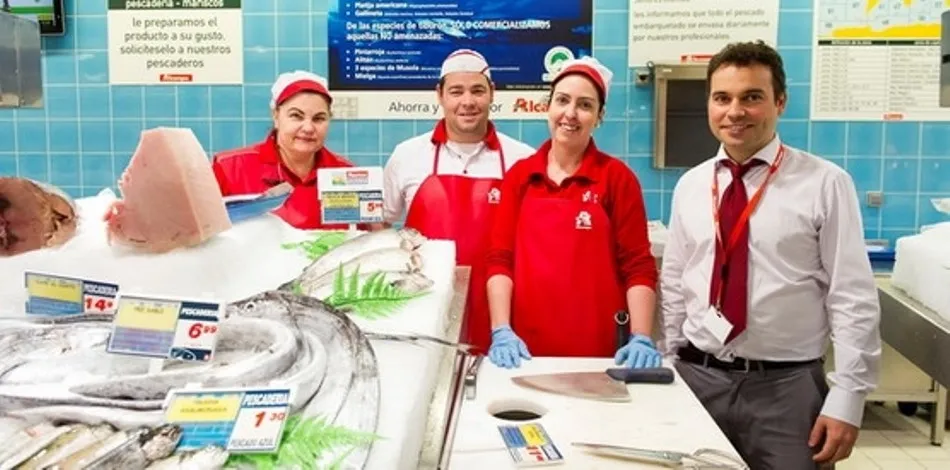 Empleados de la cadena de supermercados Alcampo. Foto Alcampo