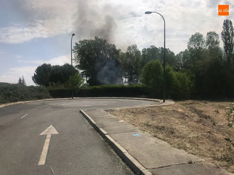 Foto 10 - La oleada de incendios azota a Villamayor en una zona pr&oacute;xima al Parque Tecnol&oacute;gico
