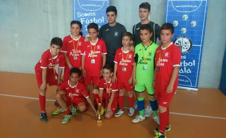 Foto 2 - El Benjam&iacute;n y el Alev&iacute;n A del III Columnas recogen sus trofeos de campeones de la Liga Asafusa  