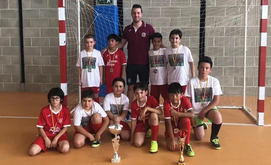 Foto 3 - El Benjam&iacute;n y el Alev&iacute;n A del III Columnas recogen sus trofeos de campeones de la Liga Asafusa  