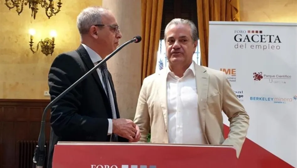 El diputado de Ciudadanos, Marcos de Quinto, a la derecha, en el Casino. Foto de Europa Press