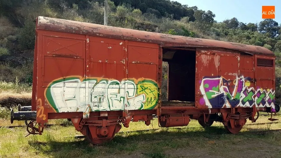 Pintan grafitis en el vagón y en un edificio de la estación de La Fregeneda