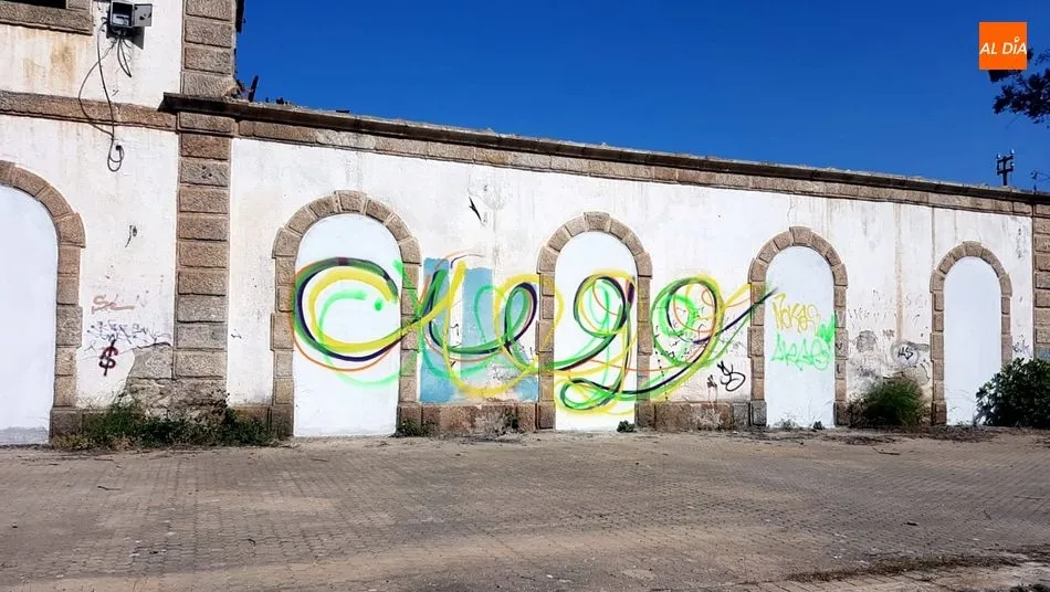 Foto 2 - Pintan grafitis en el vag&oacute;n y en un edificio de la estaci&oacute;n de La Fregeneda
