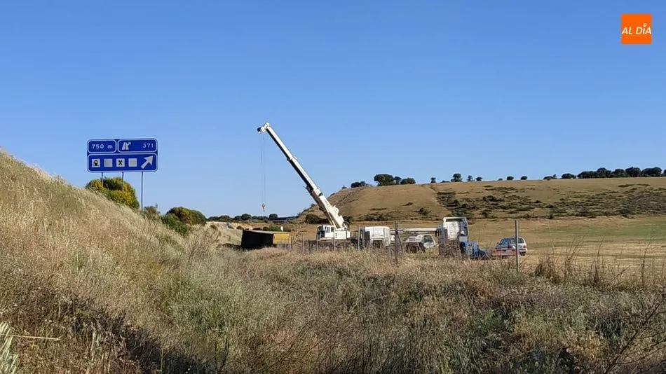 Foto 5 - Dos camiones sufren un aparatoso vuelco en la A-66 a la altura de Fresno Alh&aacute;ndiga