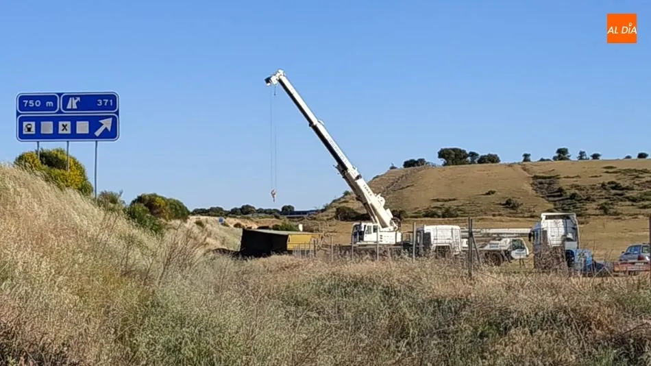 Foto 6 - Dos camiones sufren un aparatoso vuelco en la A-66 a la altura de Fresno Alh&aacute;ndiga
