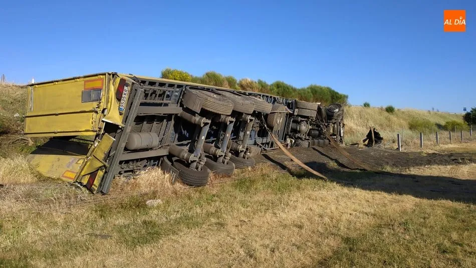 Foto 9 - Dos camiones sufren un aparatoso vuelco en la A-66 a la altura de Fresno Alh&aacute;ndiga