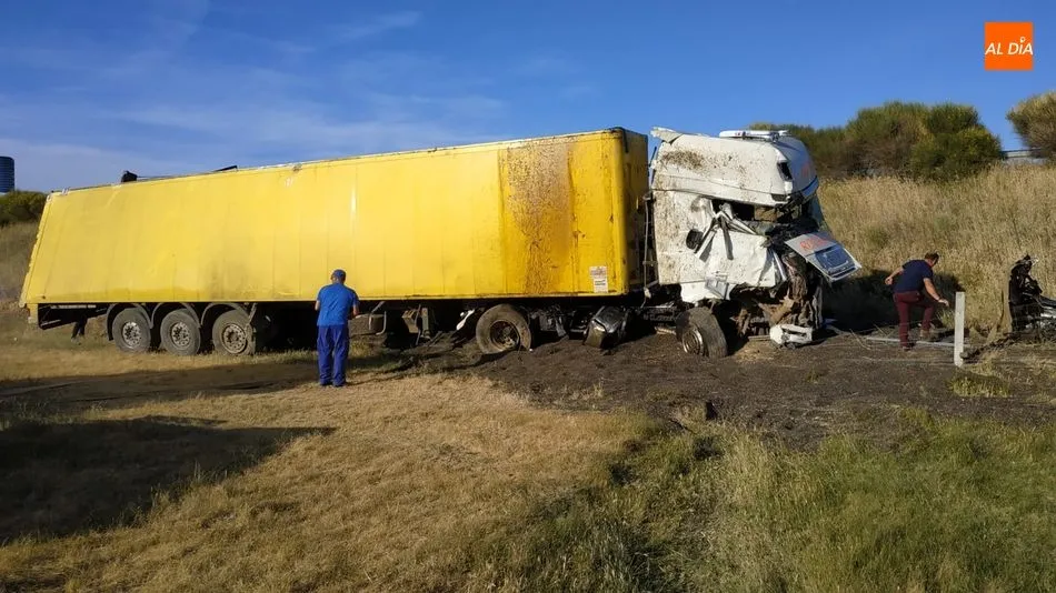 Foto 8 - Dos camiones sufren un aparatoso vuelco en la A-66 a la altura de Fresno Alh&aacute;ndiga