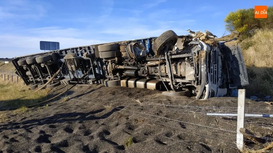 Foto 3 - Dos camiones sufren un aparatoso vuelco en la A-66 a la altura de Fresno Alh&aacute;ndiga