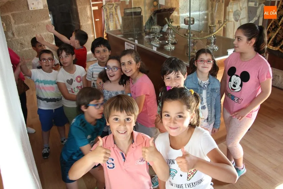Foto 6 - Alumnos de catequesis de segundo a&ntilde;o visita el Museo de la Torre  