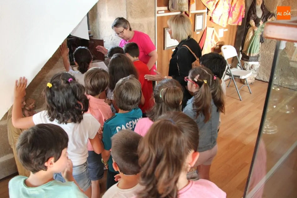 Foto 4 - Alumnos de catequesis de segundo a&ntilde;o visita el Museo de la Torre  