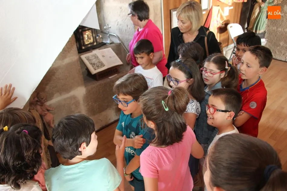 Foto 3 - Alumnos de catequesis de segundo a&ntilde;o visita el Museo de la Torre  