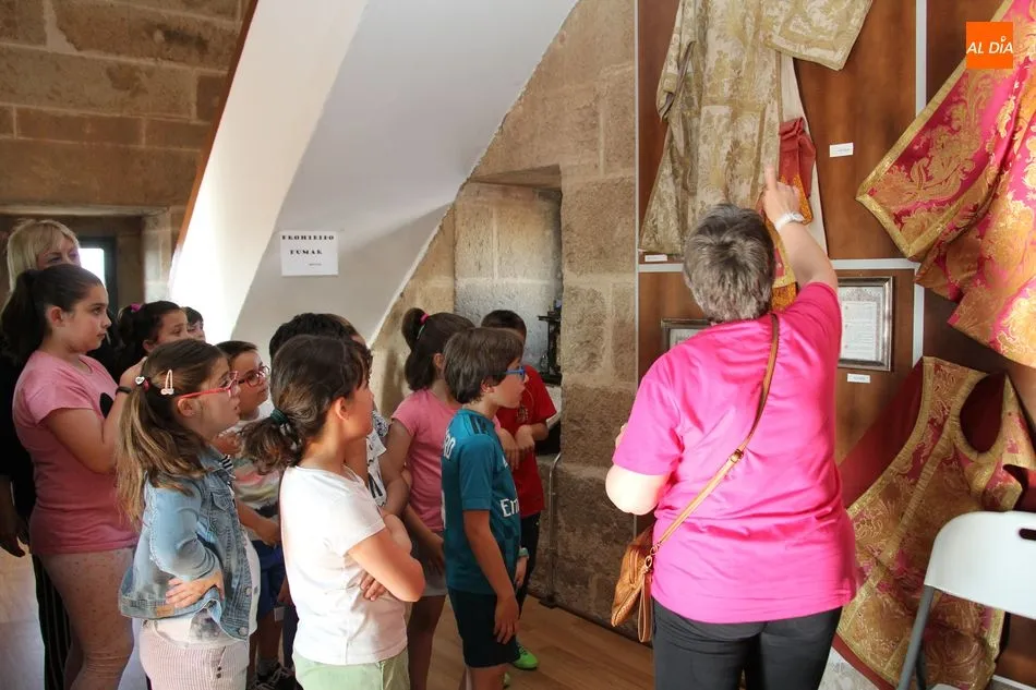 Foto 2 - Alumnos de catequesis de segundo a&ntilde;o visita el Museo de la Torre  