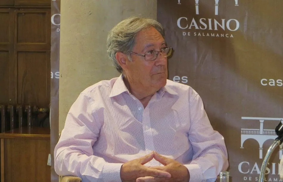 Foto 11 - Los versos de Araceli Sag&uuml;illo, J. A. Valle Alonso y Santiago Redondo envuelven al Casino