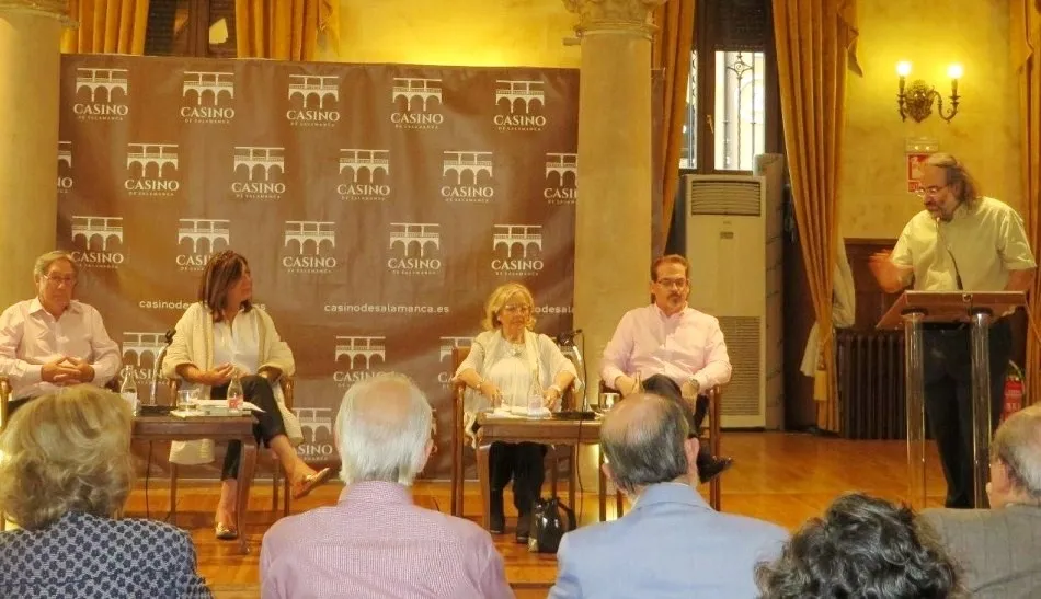 Foto 9 - Los versos de Araceli Sag&uuml;illo, J. A. Valle Alonso y Santiago Redondo envuelven al Casino