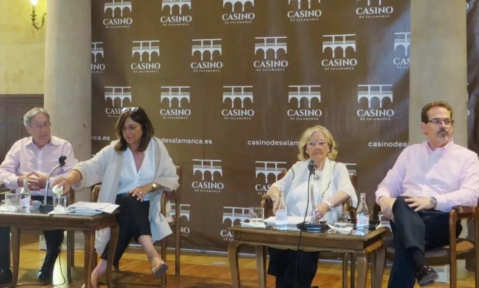 Foto 8 - Los versos de Araceli Sag&uuml;illo, J. A. Valle Alonso y Santiago Redondo envuelven al Casino