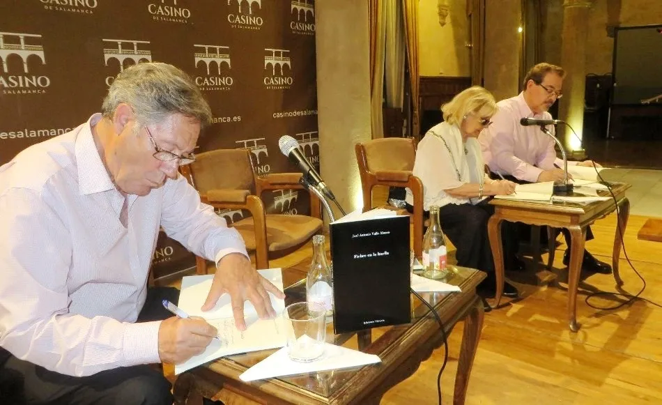 Foto 7 - Los versos de Araceli Sag&uuml;illo, J. A. Valle Alonso y Santiago Redondo envuelven al Casino