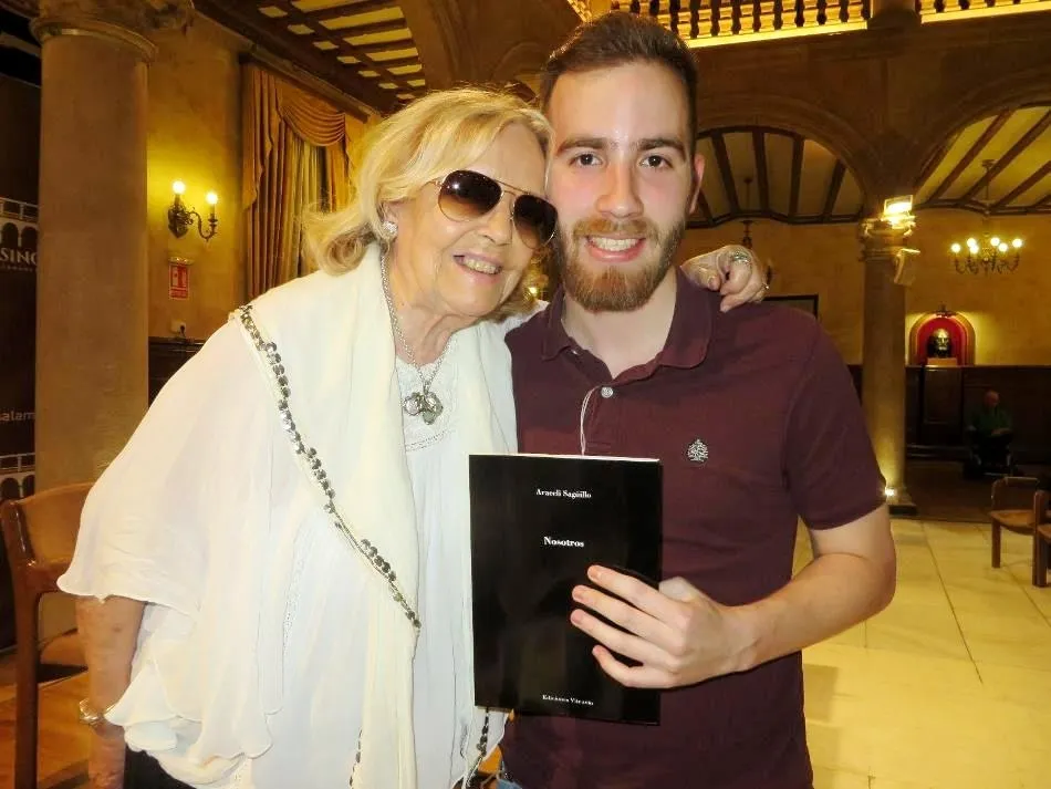 Foto 6 - Los versos de Araceli Sag&uuml;illo, J. A. Valle Alonso y Santiago Redondo envuelven al Casino