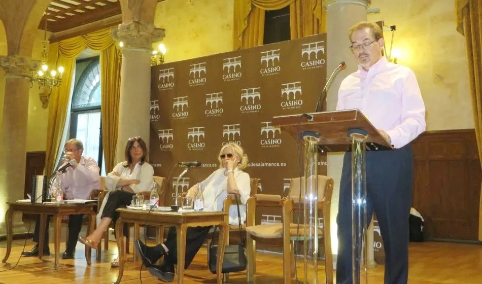 Foto 5 - Los versos de Araceli Sag&uuml;illo, J. A. Valle Alonso y Santiago Redondo envuelven al Casino