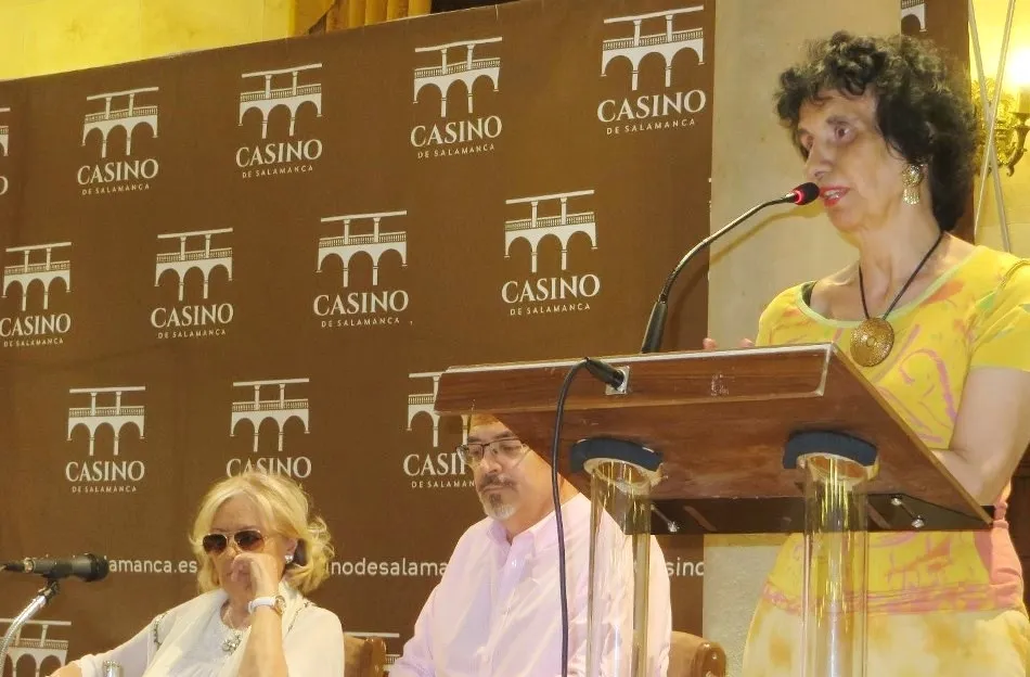 Foto 4 - Los versos de Araceli Sag&uuml;illo, J. A. Valle Alonso y Santiago Redondo envuelven al Casino