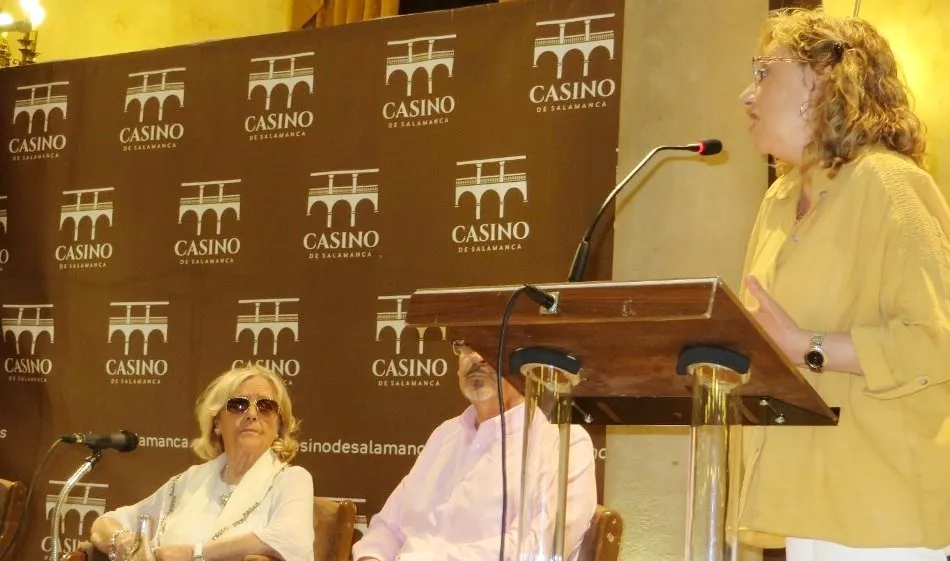 Foto 2 - Los versos de Araceli Sag&uuml;illo, J. A. Valle Alonso y Santiago Redondo envuelven al Casino