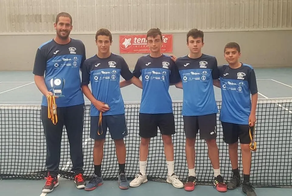 Los cadetes del Club de Tenis Alba de Tormes, junto a su entrenador Alberto Rodríguez