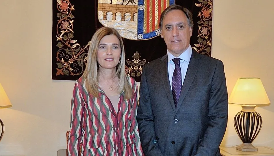 El alcalde de Salamanca, Carlos García Carbayo, junto a María Victoria Mateos Manteca, hematóloga del Hospital de Salamanca, en el Ayuntamiento