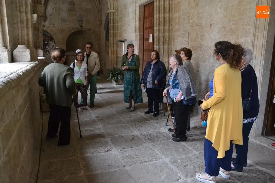 Foto 5 - El grupo de mujeres mayores del barrio de El Puente visita la Catedral  