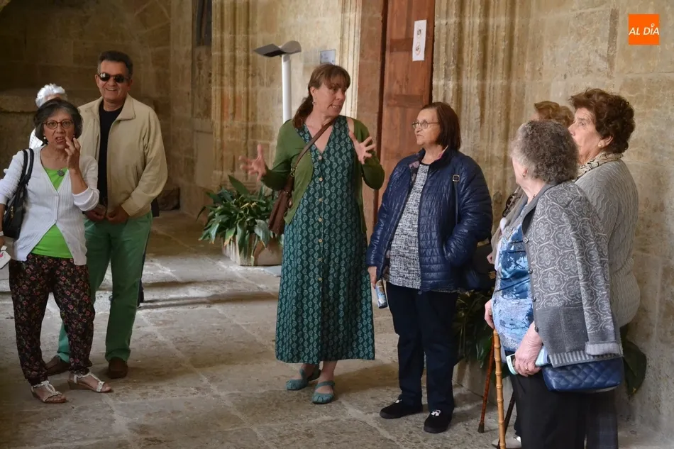 Foto 4 - El grupo de mujeres mayores del barrio de El Puente visita la Catedral  