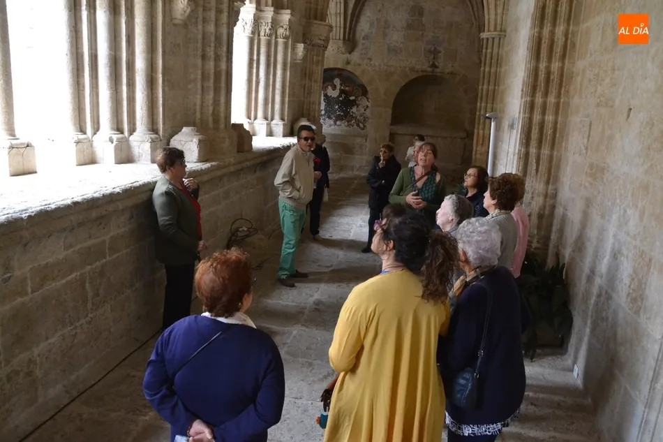 Foto 2 - El grupo de mujeres mayores del barrio de El Puente visita la Catedral  