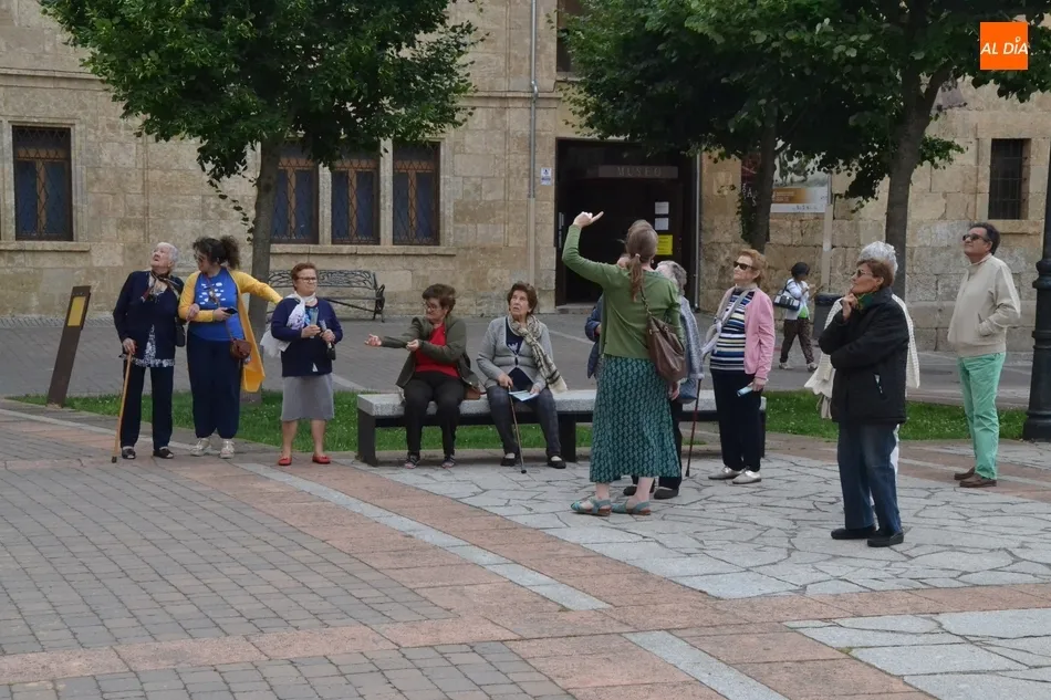 Foto 7 - El grupo de mujeres mayores del barrio de El Puente visita la Catedral  