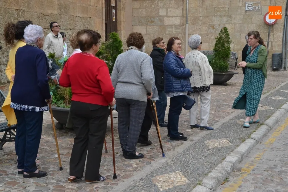 Foto 10 - El grupo de mujeres mayores del barrio de El Puente visita la Catedral  