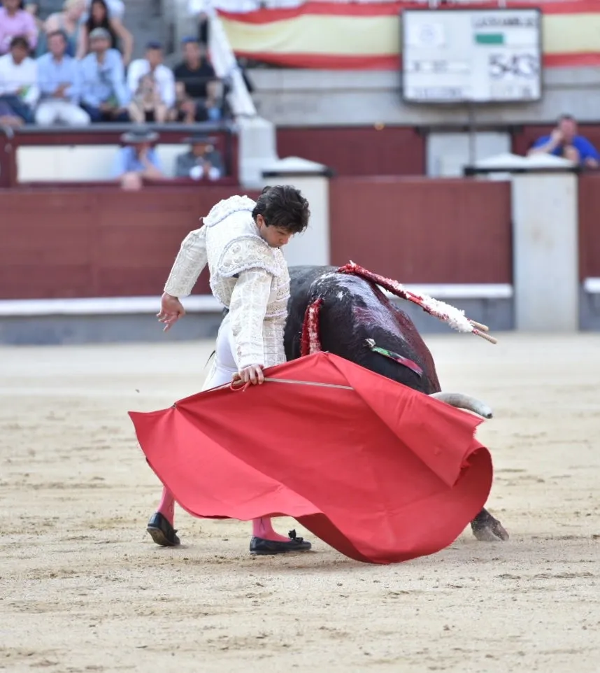 Foto 2 - Una corrida para el olvido de Las Ramblas imposibilita el triunfo de Juan del &Aacute;lamo