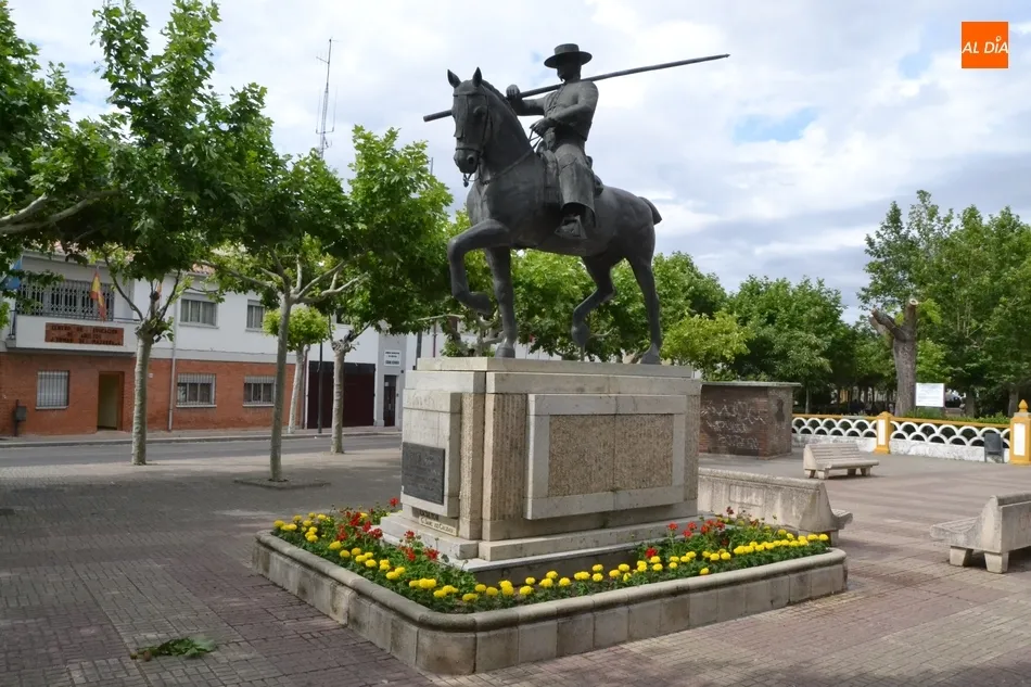 Foto 7 - Los entornos de la Encina Flaca y el Monumento al Garrochista se llenan de flores...