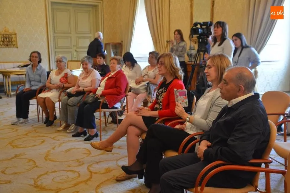 Foto 9 - El Ayuntamiento homenajea a las mayores que trabajan como voluntarias con personas dependientes